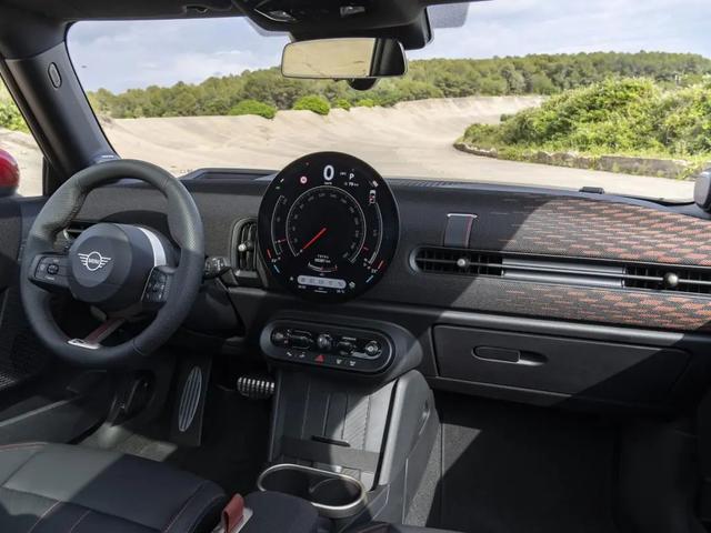 全新燃油MINI售價20.88-30.58萬，復古前衛，科技環保-有駕