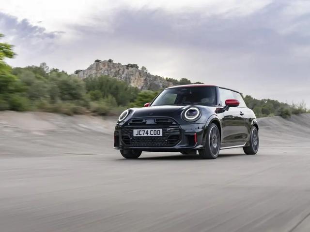 全新燃油MINI售價20.88-30.58萬，復古前衛，科技環保-有駕