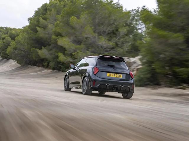 全新燃油MINI售價20.88-30.58萬，復古前衛，科技環保-有駕