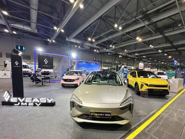 江鈴集團(tuán)新能源攜四款車(chē)型亮相香港車(chē)展，國(guó)際化布局成果顯著-有駕