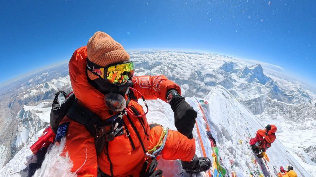 科技賦能極限挑戰:華為WATCH Ultimate非凡探索陪伴張京完成珠峰滑降壯舉