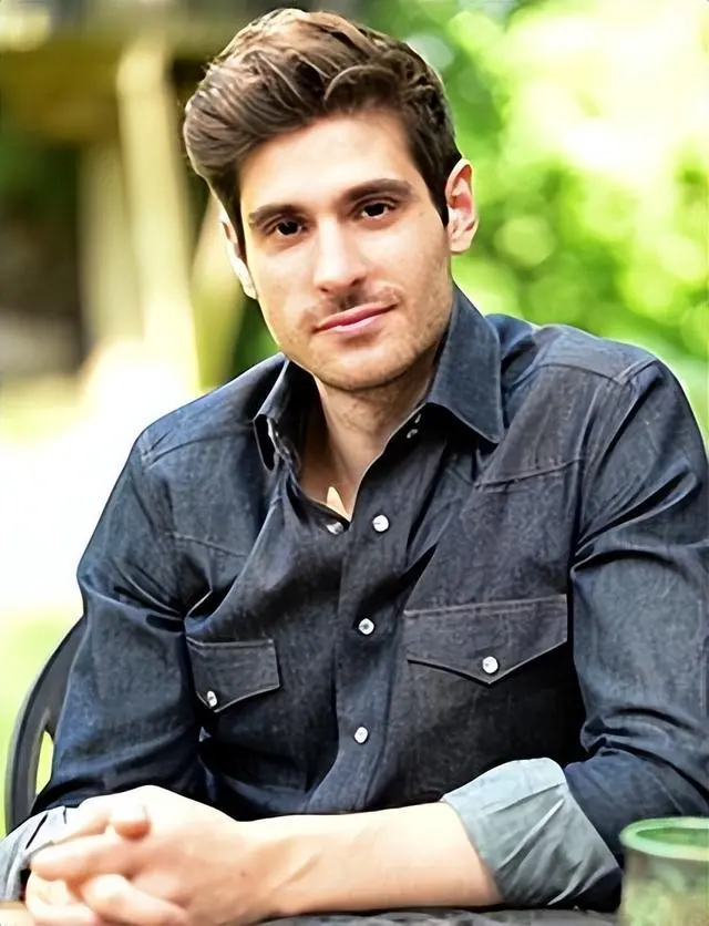 沒有博士學(xué)位,也不是科班出身,他的跨界作業(yè)卻贏了圈內(nèi)高贊