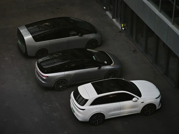 李想曬三車同框！堅(jiān)稱大空間純電SUV就該像理想i8