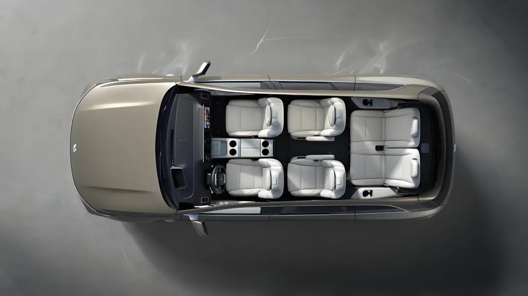 理想十周年,變陣先變?nèi)?" alt="理想十周年,變陣先變?nèi)? data-lazyload="https://x0.ifengimg.com/ucms/2025_31/4F469ED7684A04D301D8CD3E4ADF1C26933C1FDA_size333_w1080_h607.png" /></p>
<p>李想顯然意識到了靠車本身不可能守住。2023年底,理想宣布從智能電動車企業(yè)升級為人工智能企業(yè),VLA架構(gòu)、無圖NOA、MindGPT大模型接連上車。但AI的落地漫長且燒錢,那一年的理想研發(fā)占比僅8.5%,遠(yuǎn)低于蔚來的22%、小鵬的19%;要想在兩年內(nèi)追上,需要的不只是最充裕的現(xiàn)金儲備,更是把AI能力變成用戶每天離不開的生態(tài)。</p>
<p>然而,眼下最焦灼的戰(zhàn)役仍在純電戰(zhàn)場。MEGA的挫折揭示出一個冰冷的現(xiàn)實,那就是當(dāng)失去增程技術(shù)光環(huán),純電市場的較量更考驗系統(tǒng)韌性。</p>
<p>理想的選擇表現(xiàn)出其戰(zhàn)略定力,在2500座超充站建成前,控制純電車型投放節(jié)奏;i8延續(xù)了MEGA飽受爭議的外觀設(shè)計,以換取低風(fēng)阻下的長續(xù)航;將VLA多模態(tài)交互植入純電車型,實現(xiàn)聲紋識別、兒童情緒監(jiān)測等獨家功能。不過,民生證券仍直接指出,2025年理想凈利潤增長25.9%的前提是,i系列必須在高端純電市場殺出血路。</p>
<p class="detailPic"><img class="" src="http://www.114qp.net//uploads/image/2025/0801/1015022A19.jpg" title= 理想十周年,變陣先變?nèi)? data-lazyload=