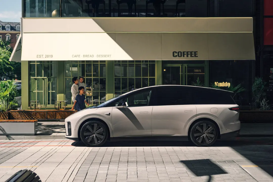 理想十周年,變陣先變?nèi)?" alt="理想十周年,變陣先變?nèi)? data-lazyload="https://x0.ifengimg.com/ucms/2025_31/305A4997AF00CE0D95DC17CFFB66BAA4F20FE1B5_size1219_w1080_h720.png" /></p>
<p>理想的基因從來不在亦步亦趨的學(xué)習(xí)中,而在反共識的破局里。當(dāng)行業(yè)爆發(fā)初期集體陷入智駕“軍備競賽”時,選擇在“冰箱彩電沙發(fā)”上大做文章;當(dāng)對手以價換量血拼時,團(tuán)隊默默保障研發(fā)投入。這些決策事實上就來源于季度動態(tài)校準(zhǔn)的OKR系統(tǒng),允許團(tuán)隊在安全邊界內(nèi)試錯探索。畢竟當(dāng)業(yè)務(wù)進(jìn)入無人區(qū),需要先把槍口對準(zhǔn)不確定性,而非內(nèi)部排名。</p>
<p>OKR能否幫助理想突圍,除了i8的上市表現(xiàn),還有兩個風(fēng)向標(biāo)需要關(guān)注。首先是定位更低的i6定價,純電走量車型如果敢用20萬—25萬元區(qū)間直接對標(biāo)特斯拉Model Y,就說明理想重新?lián)碛辛速€一把的自信;其次是智駕團(tuán)隊在VLA路線上的深耕能否在年內(nèi)實現(xiàn)城市NOA普及,而非像去年那樣因PBC考核而保守地分批灰度。</p>
<p>真正的自信不是永遠(yuǎn)正確,而是敢于在未知面前按下All in。PBC教會了理想如何打陣地戰(zhàn),OKR則要幫它重新學(xué)會打游擊戰(zhàn)。</p>
<p><strong>03</strong></p>
<p><strong>造車的護(hù)城河在車之外</strong></p>
<p class="detailPic"><img class="" src="http://www.114qp.net//uploads/image/2025/0801/101502D107.jpg" title= 理想十周年,變陣先變?nèi)? data-lazyload=