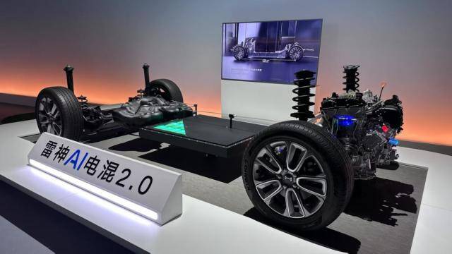 吉利銀河A7售8.18萬起!饋電油耗2L級,給秦L加壓力!