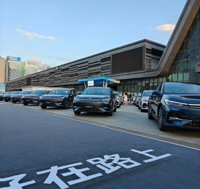 吉利銀河A7售8.18萬起!饋電油耗2L級,給秦L加壓力!