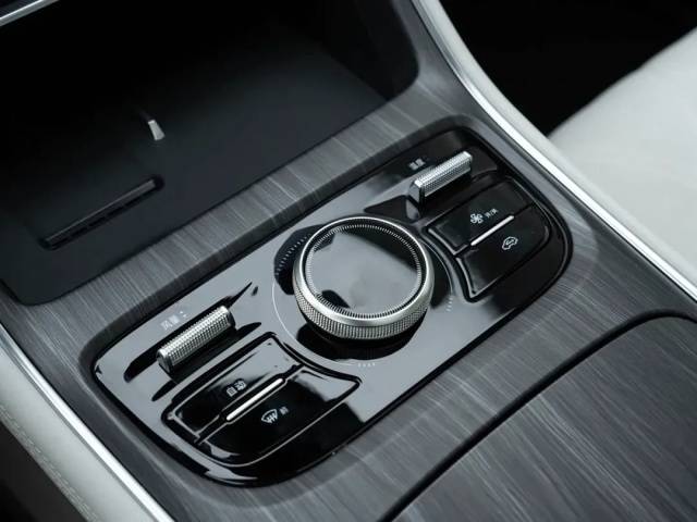 吉利銀河A7售8.18萬起!饋電油耗2L級,給秦L加壓力!