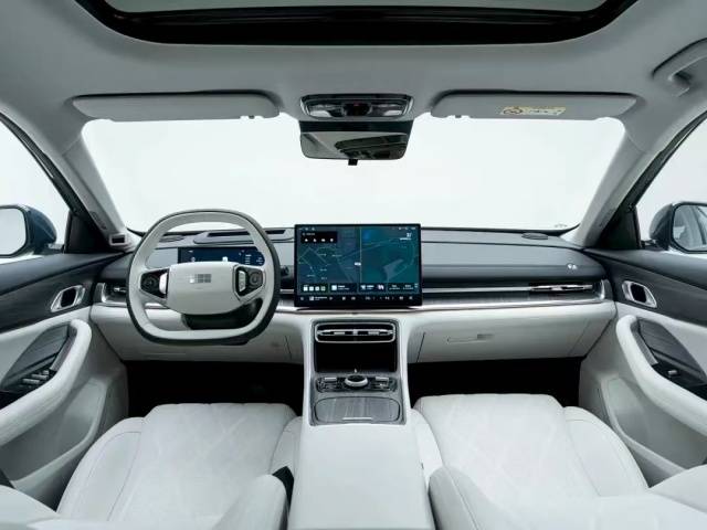 吉利銀河A7售8.18萬起!饋電油耗2L級,給秦L加壓力!