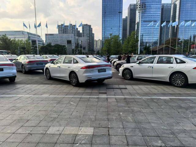 吉利銀河A7售8.18萬起!饋電油耗2L級,給秦L加壓力!