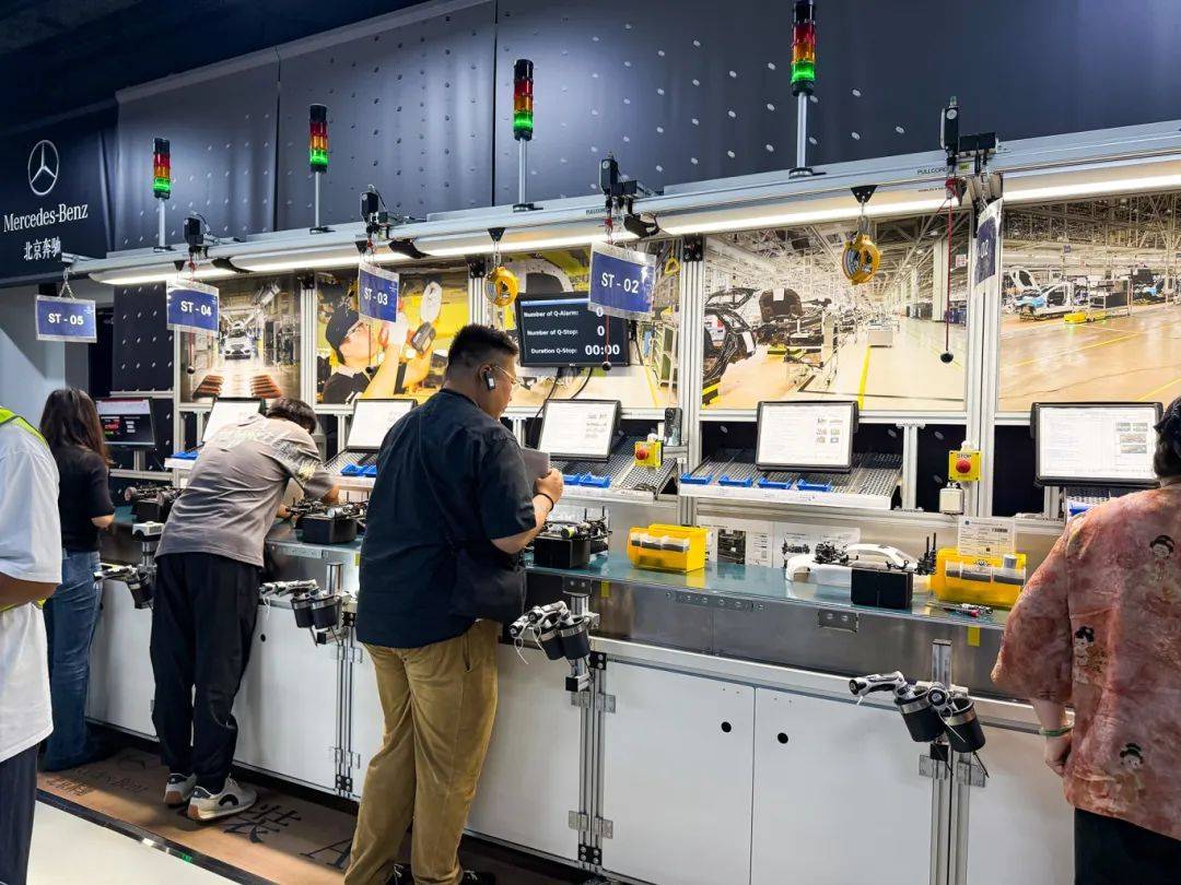 參觀了在北京的奔馳研發(fā)中心和工廠,體驗(yàn)到了奔馳生產(chǎn)線上的工作流程,以及奔馳對(duì)于質(zhì)量的嚴(yán)格把控