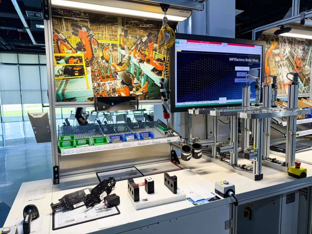 參觀了在北京的奔馳研發(fā)中心和工廠,體驗(yàn)到了奔馳生產(chǎn)線上的工作流程,以及奔馳對(duì)于質(zhì)量的嚴(yán)格把控