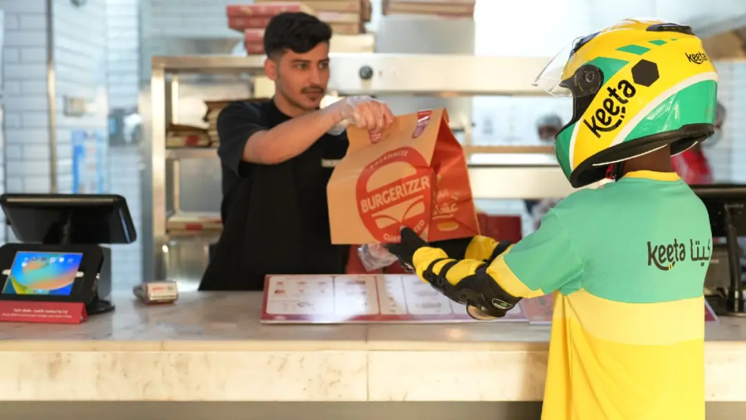 ▲Keeta外賣員在沙特當地餐飲門店取餐 圖源：美團官網