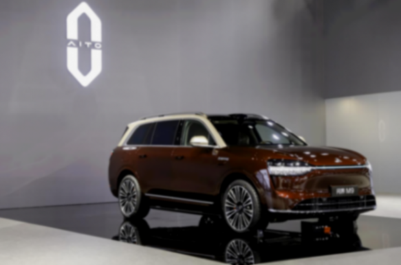 智慧重塑豪華，問界攜全家族車型驚艷亮相2025重慶智博會