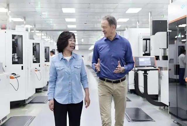 OpenAI與立訊精密簽署協(xié)議,將共同打造一款消費級設備,這將是OpenAI第一次AI硬件嘗試,而立訊精密則會成為這款設備的第一個中國合作商