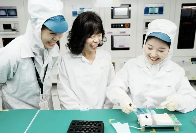 OpenAI與立訊精密簽署協(xié)議,將共同打造一款消費級設備,這將是OpenAI第一次AI硬件嘗試,而立訊精密則會成為這款設備的第一個中國合作商